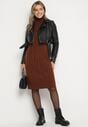 Brązowa Sweterkowa Sukienka z Golfem Ozdobiona Tłoczeniem Lanika