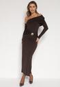 Brązowa Sukienka z Wiskozą Wywiniętym Dekoltem Marszczeniem i Metaliczną Ozdobą Reillea
