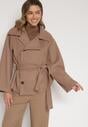 Beżowy Krótki Płaszcz z Wiskozą o Pudełkowym Kroju z Wiązanym Paskiem i Kołnierzem Tusilia