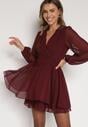 Bordowa Rozkloszowana Sukienka z Siateczki z Kopertowym Dekoltem Zenessa