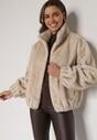 Beżowa Kurtka Futerko o Kroju Bomberki z Kieszeniami Tiwedara
