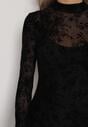 Czarna Dopasowana Sukienka z Dodatkiem Wiskozy i Welurowymi Kwiatami Vetielle