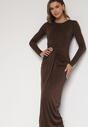 Brązowa Taliowana Sukienka o Eleganckim Kroju z Marszczeniem i Aplikacją Sewedina