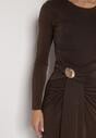 Brązowa Taliowana Sukienka o Eleganckim Kroju z Marszczeniem i Aplikacją Sewedina