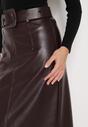 Bordowa Spódnica Ołówkowa z Imitacji Skóry z Paskiem z Dużą Klamrą Rewedia