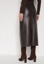 Brązowa Spódnica Ołówkowa z Imitacji Skóry z Paskiem z Dużą Klamrą Rewedia
