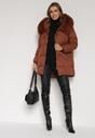 Brązowa Pikowana Kurtka o Pudełkowym Kroju z Odpinanym Futerkiem i Ozdobnym Suwakiem Hedilina