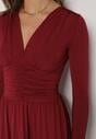 Bordowa Marszczona Sukienka Taliowana z Wiskozą z Dekoltem V i Długim Rękawem Emirie