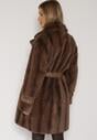 Brązowy Futrzany Płaszcz z Wiązanym Paskiem i Ozdobnymi Sprzączkami Felryna