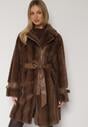 Brązowy Futrzany Płaszcz z Wiązanym Paskiem i Ozdobnymi Sprzączkami Felryna