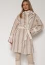 Jasnobeżowy Futrzany Płaszcz z Wiązanym Paskiem i Ozdobnymi Sprzączkami Felryna
