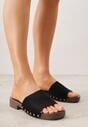 Czarne Klapki Ozdobione Nitami Jehlone