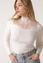 Biały Dopasowany Sweter z Półgolfem z Wiskozą Zdobiony Koronkową Siateczką Genna