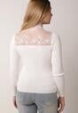 Biały Dopasowany Sweter z Półgolfem z Wiskozą Zdobiony Koronkową Siateczką Genna