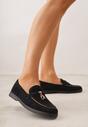 Czarne Mokasyny z Imitacji Zamszu Zdobione Aplikacją z Zawieszkami Peleg