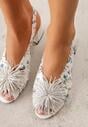 Białe Sandały na Obcasie ze Skórzaną Wkładką Ozdobione Pomponem Nelreris
