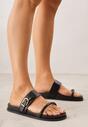 Czarne Klapki z Dwoma Paskami i Metaliczną Klamrą Doriax