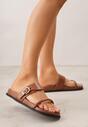 Brązowe Klapki z Dwoma Paskami i Metaliczną Klamrą Doriax