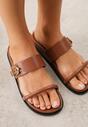Brązowe Klapki z Dwoma Paskami i Metaliczną Klamrą Doriax