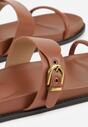 Brązowe Klapki z Dwoma Paskami i Metaliczną Klamrą Doriax