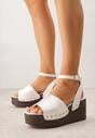 Białe Sandały na Koturnie i Platformie Ozdobione Nitami Rhethe