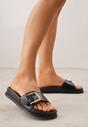 Czarne Klapki na Grubej Podeszwie Ozdobione Metaliczną Klamrą Lorefer
