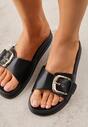 Czarne Klapki na Grubej Podeszwie Ozdobione Metaliczną Klamrą Lorefer