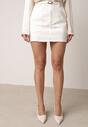 Biała Ołówkowa Spódnica z Bawełną z Paskiem i Podszewką Typu Szorty Vikisola