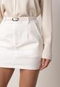 Biała Ołówkowa Spódnica z Bawełną z Paskiem i Podszewką Typu Szorty Vikisola