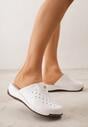 Białe Klapki na Koturnie z Perforacją Tłoczeniem i Metaliczną Aplikacją Eupheda