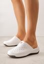 Białe Klapki na Koturnie z Perforacją Tłoczeniem i Metaliczną Aplikacją Eupheda