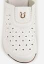 Białe Klapki na Koturnie z Perforacją Tłoczeniem i Metaliczną Aplikacją Eupheda