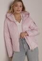 Różowa Kurtka Pikowana z Nieodpinanym Kapturem i Aplikacją na Rękawie Endora