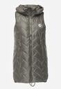 Zielona Przejściowa Kamizelka Pikowana o Długim Kroju z Kapturem i Naszywką Harmaste