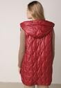 Czerwona Pikowana Kamizelka o Długim Kroju z Nieodpinanym Kapturem w Romby Dephice