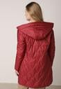 Czerwona Pikowana Kurtka Przejściowa Parka z Kapturem o Długim Kroju z Ozdobą Isaline