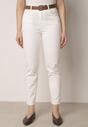Białe Jeansy o Kroju Mom Fit z Bawełną i Wiskozą Ozdobione Paskiem Salmirra