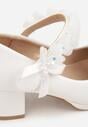 Białe Półbuty na Niskim Obcasie Ozdobione Kwiatową Aplikacją 3D i Kokardą Tesanne
