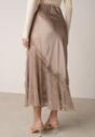 Beżowa Spódnica z Satyny z Koronką i Rozcięciem na Nogę Doritana