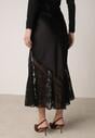 Czarna Spódnica z Satyny z Koronką i Rozcięciem na Nogę Doritana