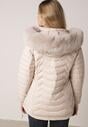 Jasnobeżowa Pikowana Kurtka Przejściowa z Kapturem i Ściągaczami po Bokach Fezika