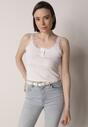 Biały Top z Bawełny Ozdobiony Guzikami i Koronką przy Dekolcie Beralie