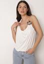 Biały Elegancki Top Halter Ozdobiony Łańcuszkiem i Kwiatową Broszką Idisara