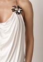 Biały Elegancki Top Halter Ozdobiony Łańcuszkiem i Kwiatową Broszką Idisara