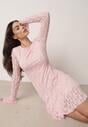 Różowa Sukienka Koronkowa z Rozkloszowanymi Rękawami Cinatea