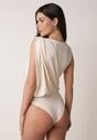 Beżowe Marszczone Body z Dekoltem Łódka i Ozdobną Aplikacją na Ramieniu Carlenka