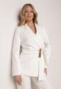 Biała Taliowana Marynarka z Wiskozą z Marszczeniem i Aplikacją przy Wiązaniu Alyndra