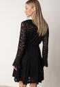 Czarna Koronkowa Sukienka z Cienkim Paskiem i Rozkloszowanymi Rękawami Jovaila