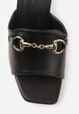Czarne Eleganckie Klapki na Słupku z Odkrytym Noskiem i Metaliczną Aplikacją Anazia