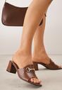 Brązowe Eleganckie Klapki na Słupku z Odkrytym Noskiem i Metaliczną Aplikacją Anazia